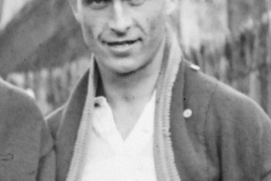 Le capitaine aux deux brassards